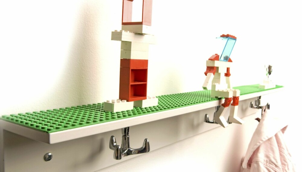 LEGOHYLLE: Hangman heter denne knaggrekken som må kunne sies å ha bevart barnet i seg. Legoplaten som er festet på toppen er godt likt av flere generasjoner.