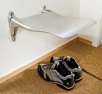PRAKTISK: Klappsetet er plassert rett innenfor inngangsdøren og er praktisk når man skal ta av og på sko, eller til å sette fra seg vesken eller handleposen på. Fra Hilmers Hus.