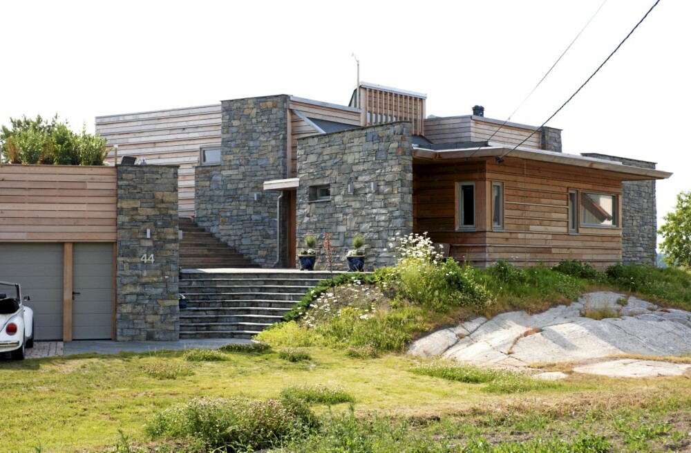 VEDLIKEHOLDSFRITT: Sedertre og stein sørger for en vedlikeholdsfri fasade. Med tiden vil trepanelet får samme farge som bergene rundt huset.