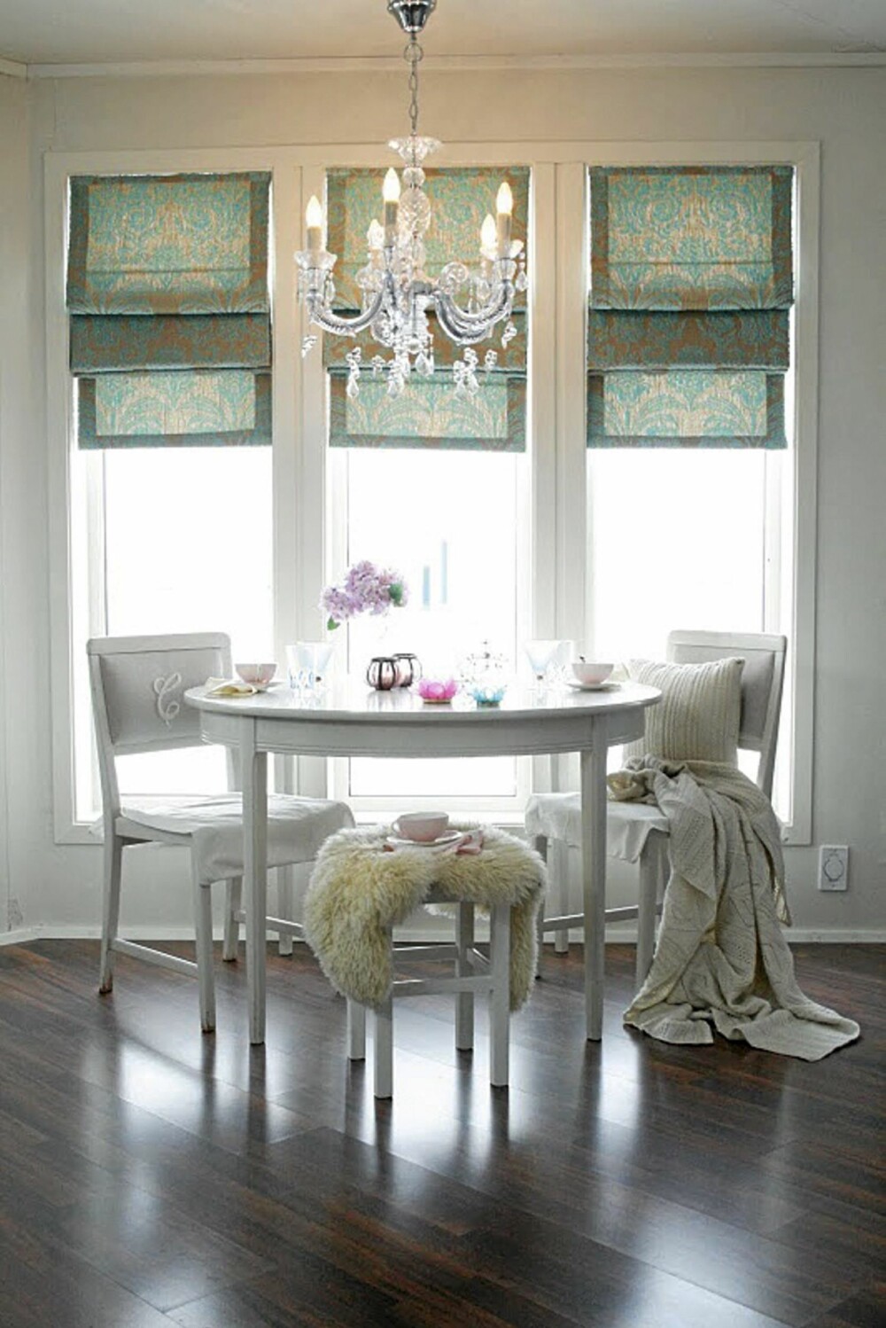 1. PLASS: Et klassisk shabby chic interiør var det som kom høyest opp blant alle som stemte på den fineste spisestuen. 1. PLASS: Et klassisk shabby chic interiør var det som kom høyest opp blant alle som stemte på den fineste spisestuen.