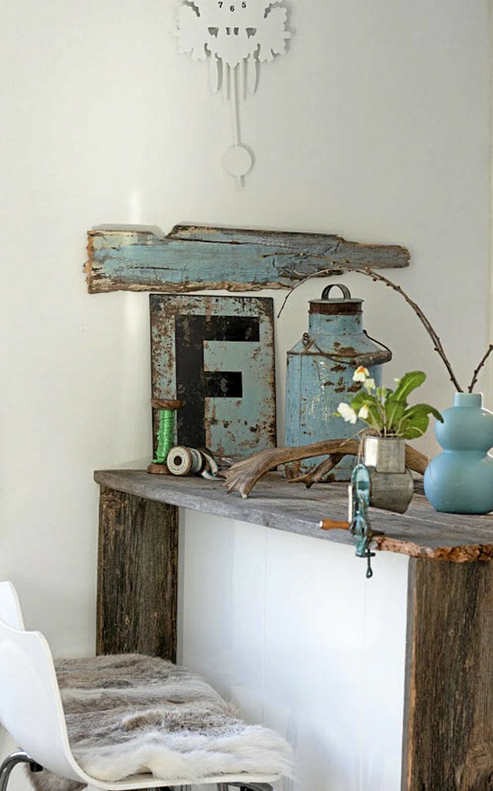 RUSTIKK BENK: Den tøffe kjøkkenbenken i gammelt treverk er laget av firmaet drivved.no