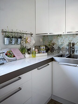 STRAMT: Det moderne kjøkkenet i hvit høyglans står i stilig kontrast til de rustikke elementene i gammelt treverk