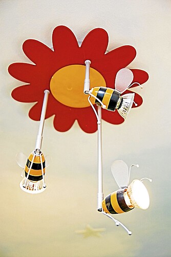Festlig lampe, som også er veldig smart med de justerbare spottene. Festlig lampe, som også er veldig smart med de justerbare spottene.
