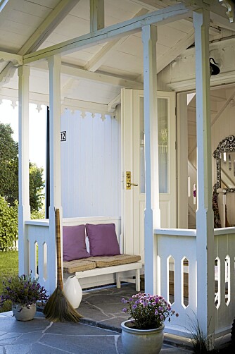 TRO MOT STILEN. Utbygget foran stuen er satt i stand med stor pietet for husets originale sveitserstil. TRO MOT STILEN. Utbygget foran stuen er satt i stand med stor pietet for husets originale sveitserstil.