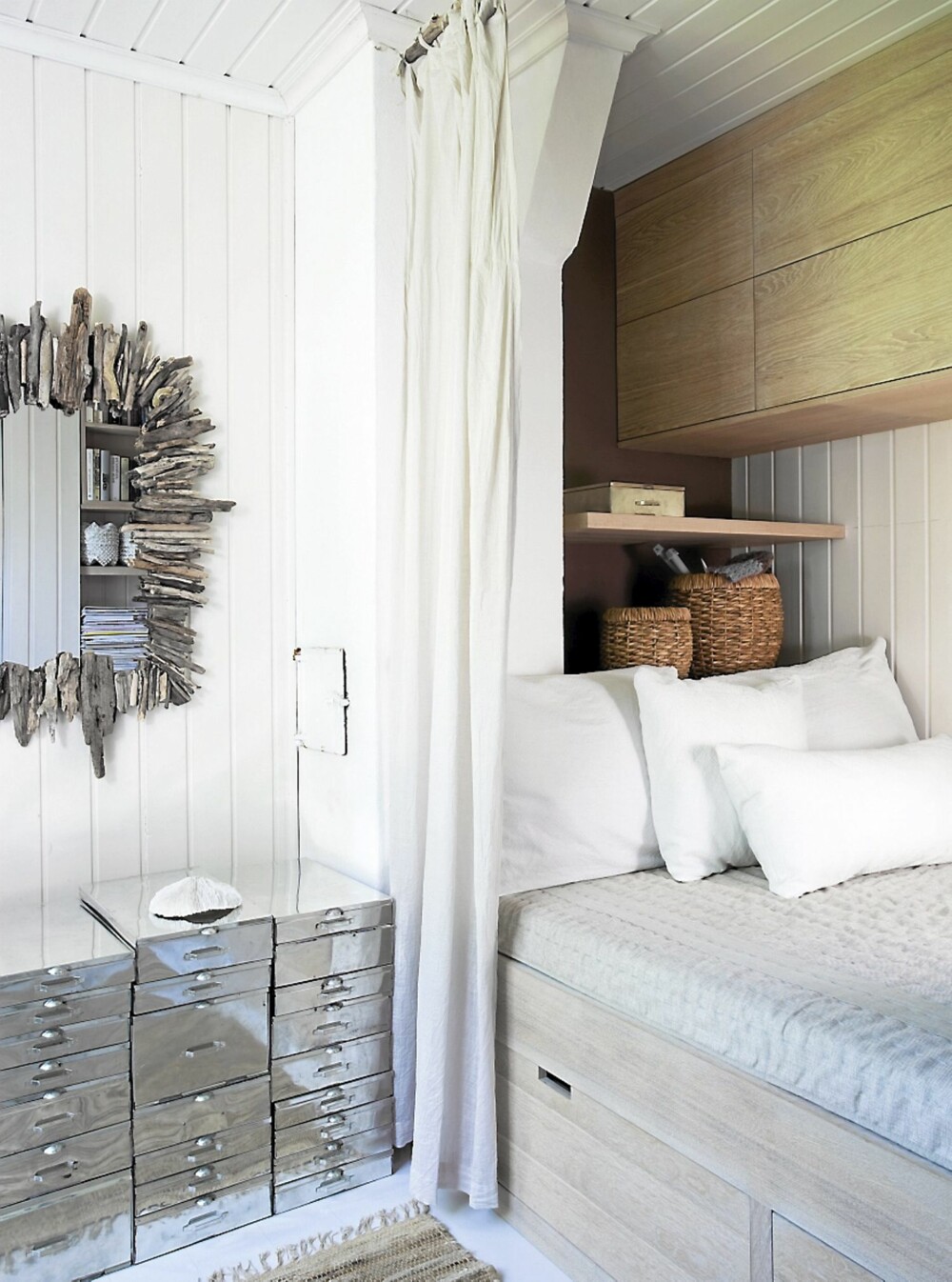 COMPACT LIVING. Det lille gjesterommet utnytter plassen maksimalt. Ny, komplett innredning fra Plank interiørdesign med dobbeltseng, oppbevaring i begge ender og store skuffer under sengen. COMPACT LIVING. Det lille gjesterommet utnytter plassen maksimalt. Ny, komplett innredning fra Plank interiørdesign med dobbeltseng, oppbevaring i begge ender og store skuffer under sengen.