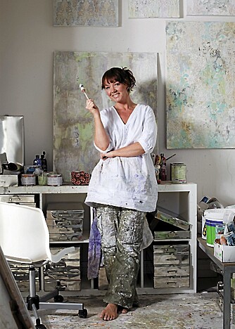 SKAPER GLEDE. Cecilie maler bilder og hun har hatt sin første utstilling i Galleri Albin Art. SKAPER GLEDE. Cecilie maler bilder og hun har hatt sin første utstilling i Galleri Albin Art.
