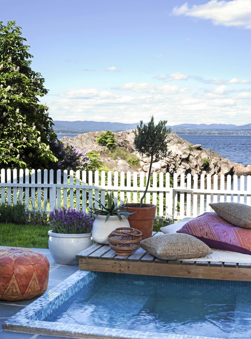 PLASK I HAGEN. På den nyanlagte terrassen anla eierne et barnebasseng med himmelblå mosaikk. Lekkert! PLASK I HAGEN. På den nyanlagte terrassen anla eierne et barnebasseng med himmelblå mosaikk. Lekkert!