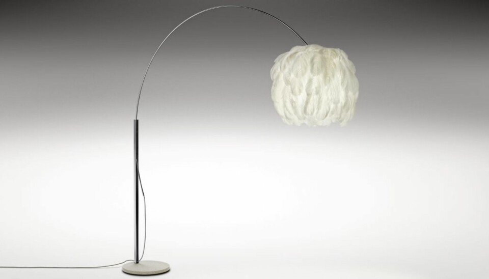 STRUTS: Fiela stålampe med strutsefjær, design Haldane Martin, kr 14 750, Isandi.