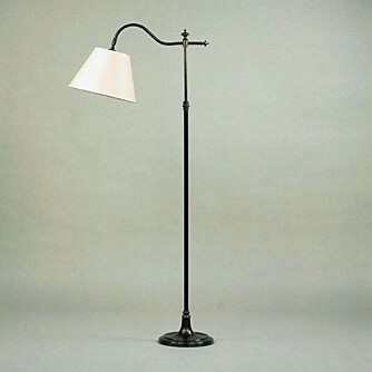 STÅR STØTT: Denne rustikke lampen kan bestilles fra Vinderen Farve & interiør i Oslo, pris på forespørsel.