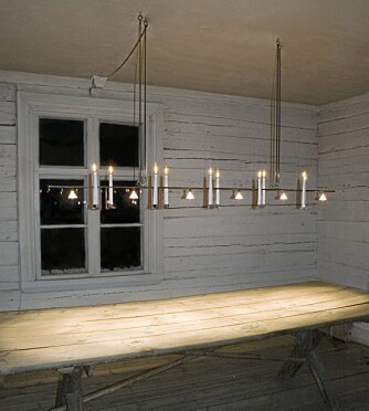 HALOGEN OG LYS: Randi Bolt har designet og lager lysekronen i Sverige. Tilpasses kundens individuelle mål. Pris for en lysekrone til et 2,8 meter langt bord med 6 halogenspoter og 10 stearinlys,kr 8700 kr eks. moms og frakt.