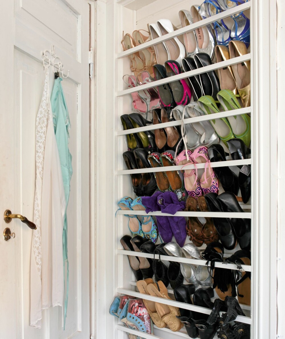 SMART SAMLING: Bak soveromsdøren står skoene på rad og rekke. I den tidligere døråpningen er det satt opp lister som holder skoene på plass.