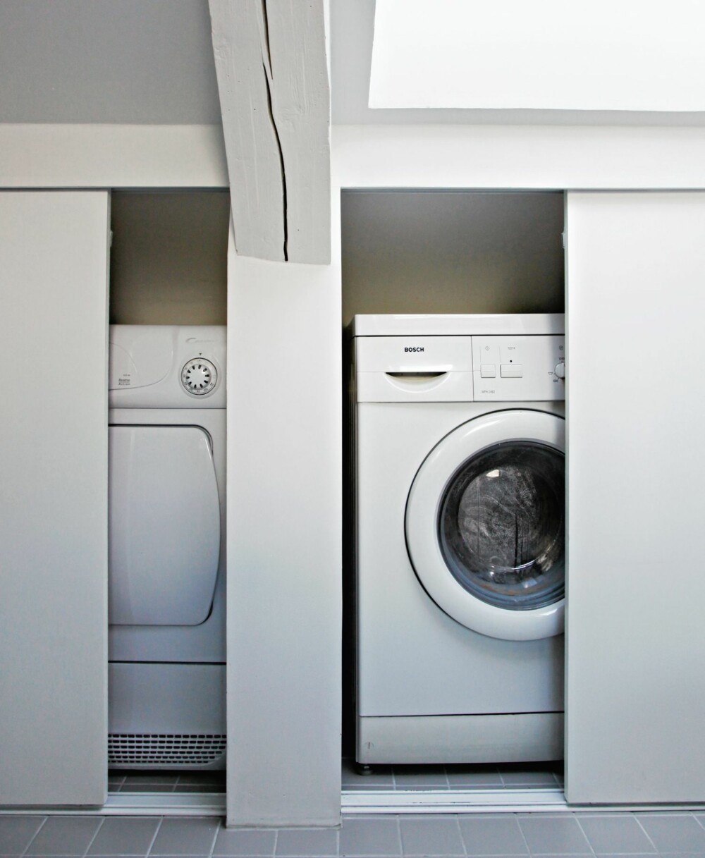 SMART LØSNING: Vaskemaskin og tørketrommel er skjult bak skyvedører.