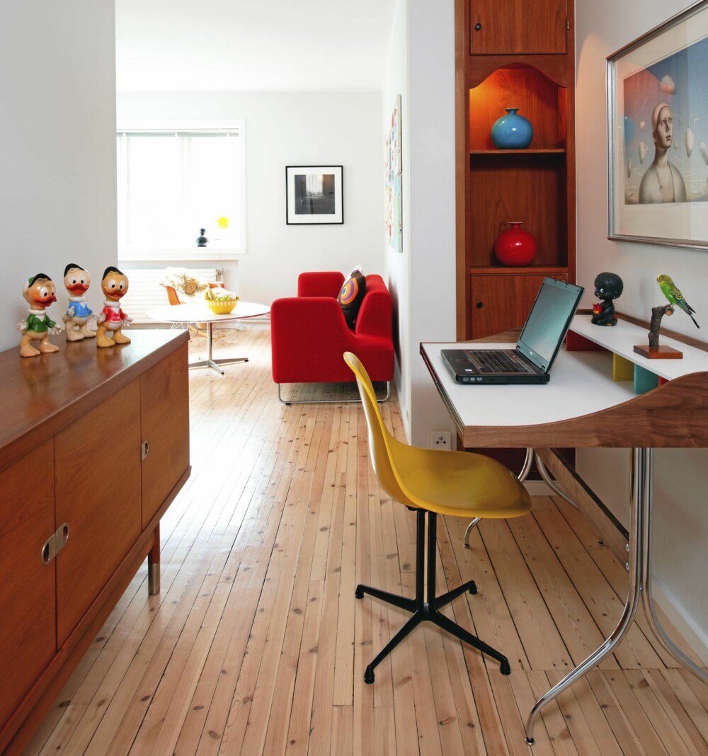 RETROKONTOR: Hjemmekontoret er innredet med designikonet Home Desk fra Vitra.
