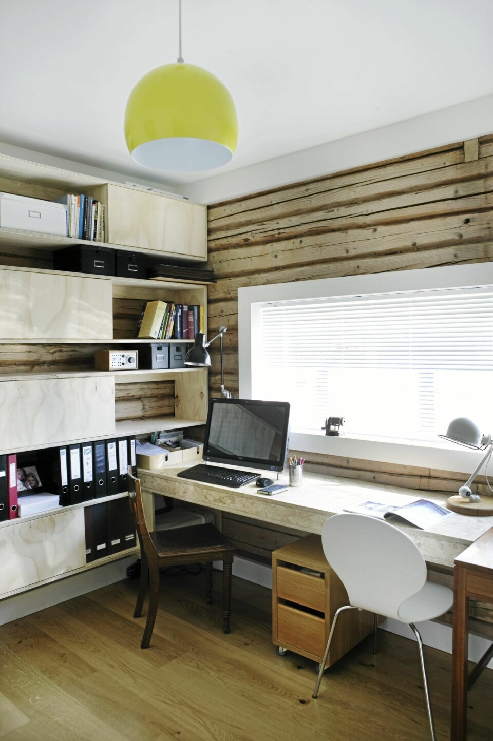 HJEMMELAGD OG GJENBRUK: Hjemmekontoret består av hjemmelagde møbler og bruktfunn.