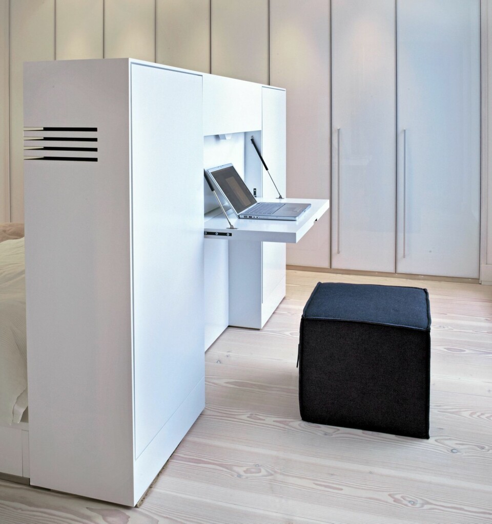 SKJULT I HALVVEGGEN: Veggen ved fotenden av sengen er egentlig en boks fylt med elektronikk og kontorrekvisita.