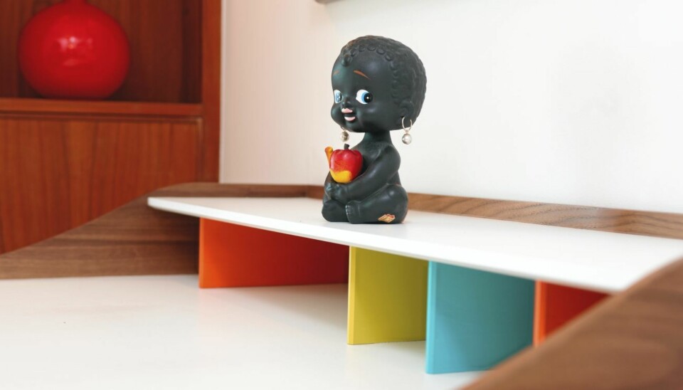 RETROIKON: Work Desk fra Vitra er i dag et ettertraktet møbel. Dukken på pulten er et loppekjøp.