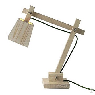 TREVERK: Treverk er trendy i år og denne lampen fra Designdelicatessen er enkel og funksjonell i formspråket. TREVERK: Treverk er trendy i år og denne lampen fra Designdelicatessen er enkel og funksjonell i formspråket.