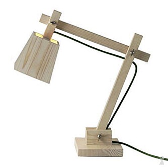 TREVERK: Treverk er trendy i år og denne lampen fra Designdelicatessen er enkel og funksjonell i formspråket.