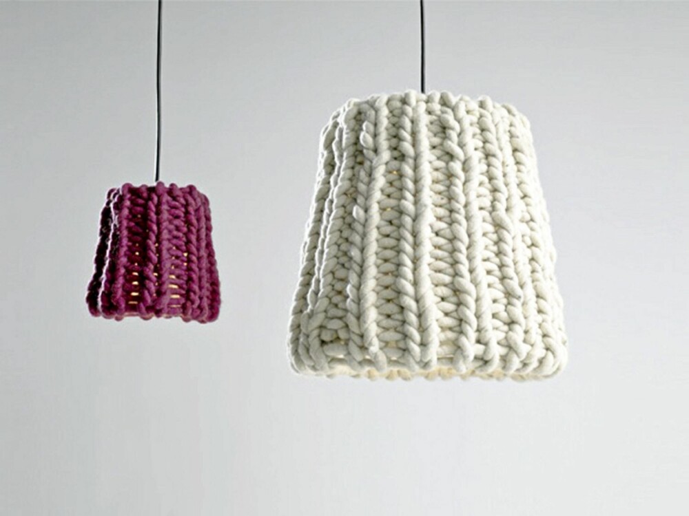 STRIKKET SKJERM: Lamper med strikket skjerm fra Kvist. STRIKKET SKJERM: Lamper med strikket skjerm fra Kvist.