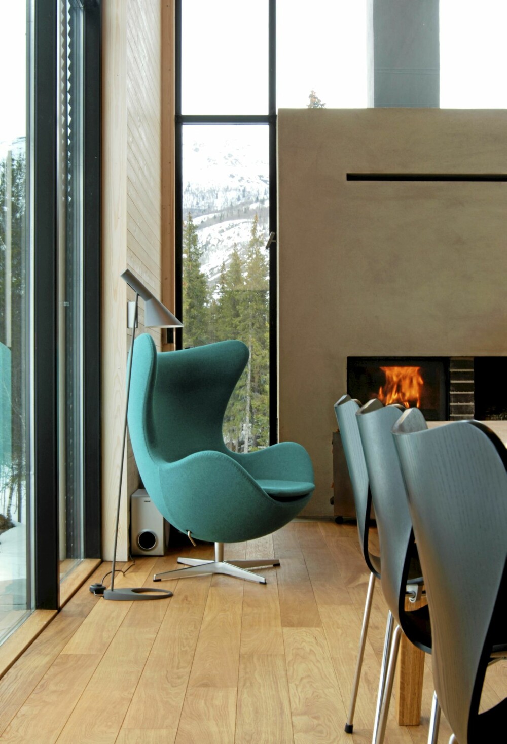 ET TIDLØST DESIGNMILØ I HØYFJELLET:  Klassiske designmøbler, blant annet Egget av Arne Jacobsen passer perfekt i et så renlinjet interiør.