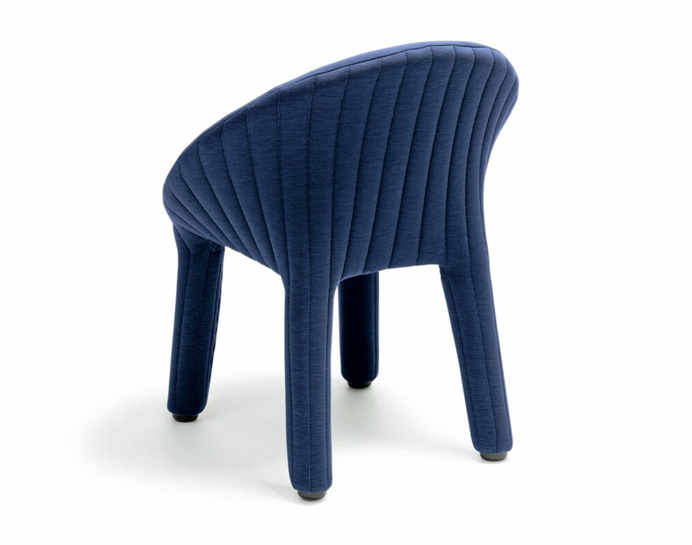 STOL MED BUKSER: Coupé Chair designet av Läufer + Keichel for Offecct er i sin helhet trukket i tekstil.