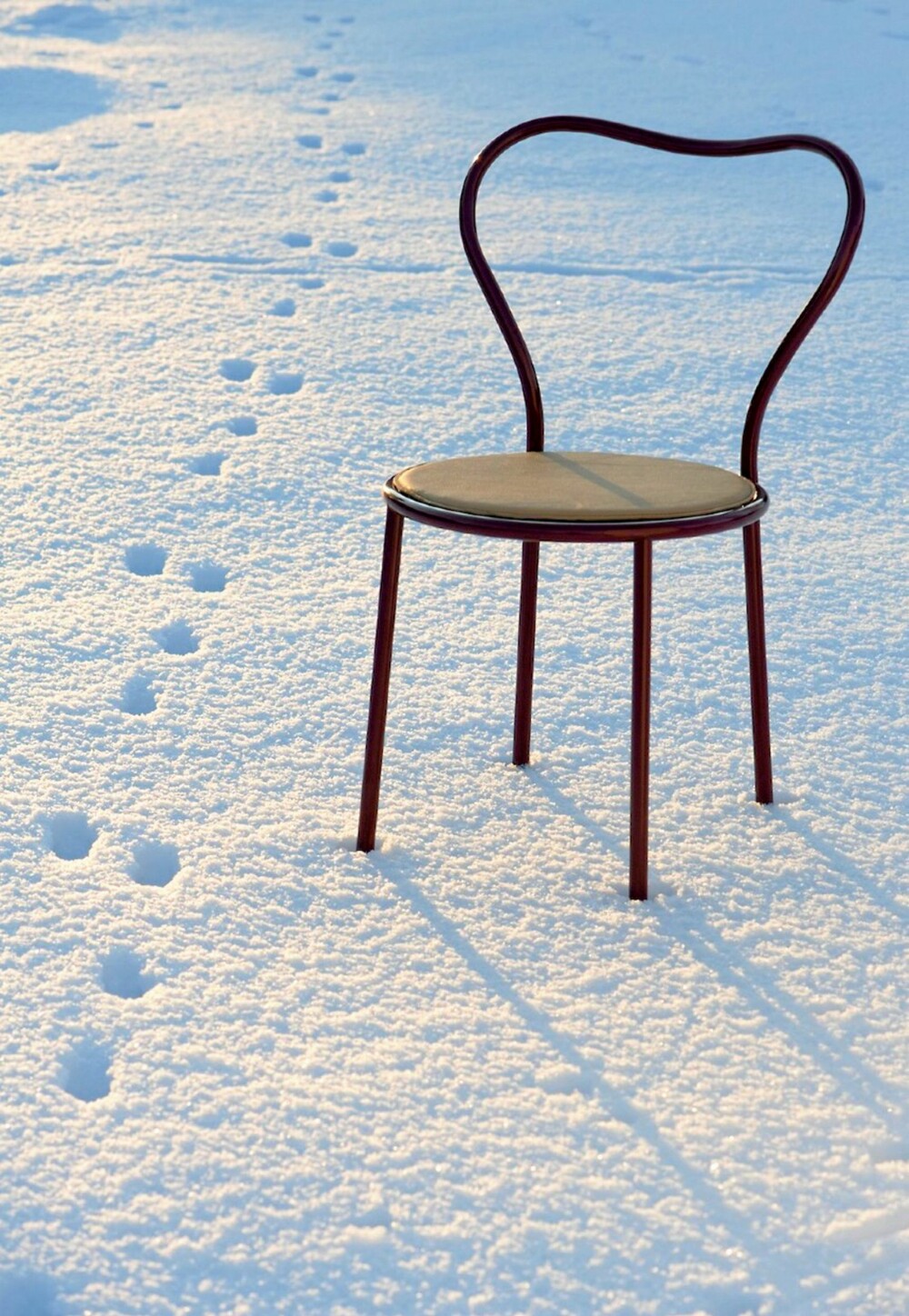 VARM FORM, KALDT MATERIALE: Stålstolen Heart Chair har en rygg formet som et hjerte. Design ved CKR for David Design. VARM FORM, KALDT MATERIALE: Stålstolen Heart Chair har en rygg formet som et hjerte. Design ved CKR for David Design.