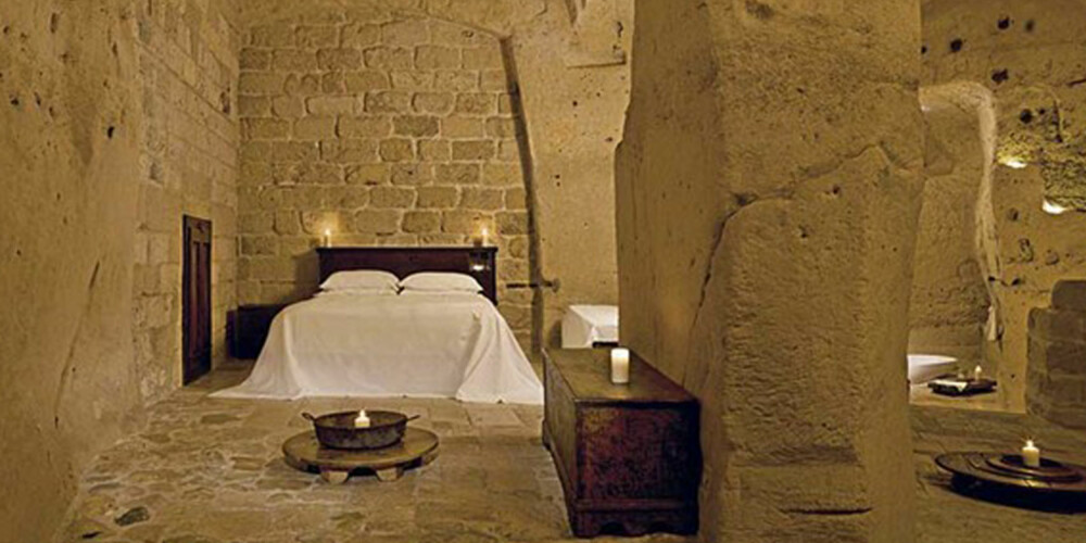 RÅ ROMANTIKK: Å sove i en underjordisk grotte må vel være romantisk så det holder?