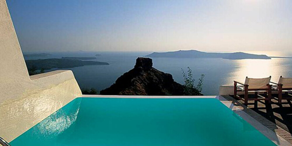 HOTELL PÅ SANTORINI: Santorini er kjent for vakker solnedgang som kan nytes fra de pittoreske byene.