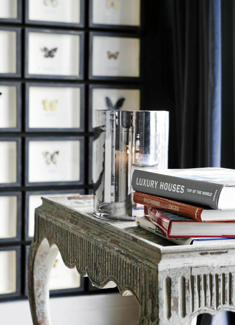 GAMMELT BORD: Det gamle bordet har flere lag maling. Det ytterste turkise laget går igjen i resten av leiligheten, i flisene på kjøkkenet og bena på spisebordet. Styling: Tone Kroken. GAMMELT BORD: Det gamle bordet har flere lag maling. Det ytterste turkise laget går igjen i resten av leiligheten, i flisene på kjøkkenet og bena på spisebordet. Styling: Tone Kroken.