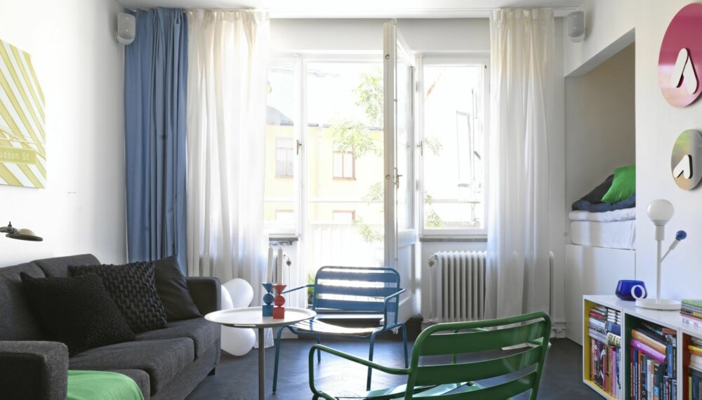 PLASSBESPARENDE: I denne leiligheten på 36 kvadratmeter i Stockholm har eieren flyttet sovealkoven inn i veggen, og på den måten fått ekstra plass. PLASSBESPARENDE: I denne leiligheten på 36 kvadratmeter i Stockholm har eieren flyttet sovealkoven inn i veggen, og på den måten fått ekstra plass.