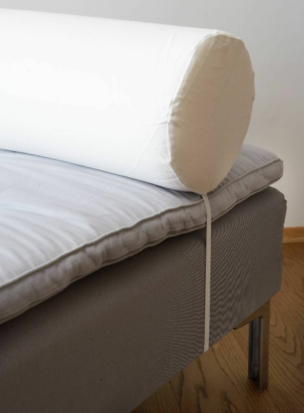 PØLLEPUTE: Fest en strikk i en ende av pølleputen, trekk den under madrassen og fest den i den andre siden av puten.