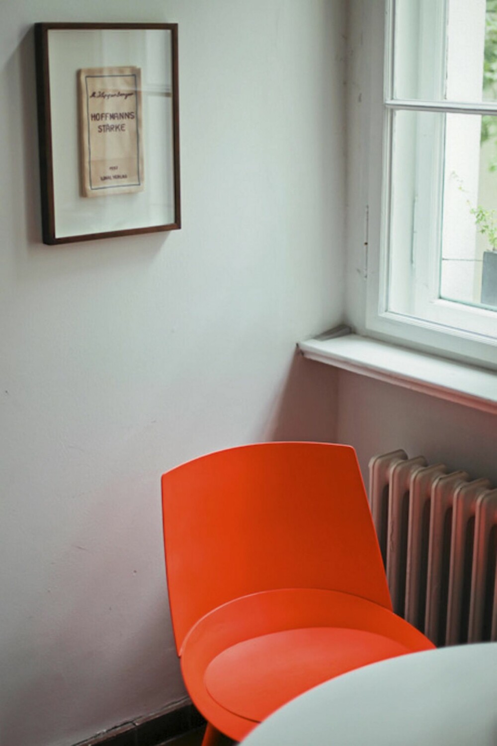 FARGEKLATT: Den oransje stolen er en skikkelig fargeklatt  i det lyse rommet.