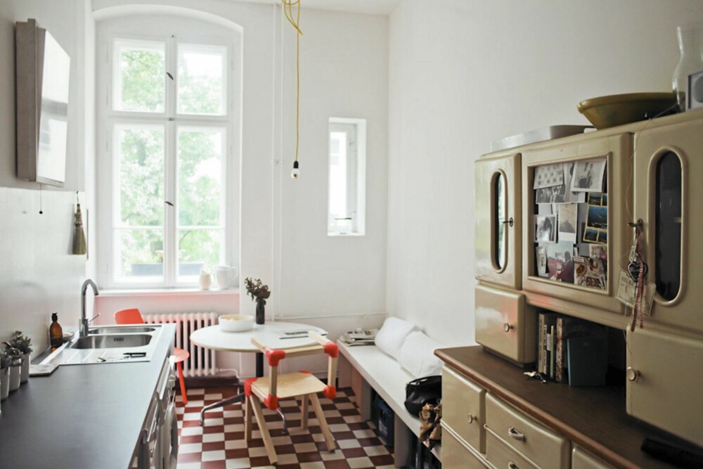 DETALJER: På kjøkkenet til Silke Neuman frisker oransje detaljer på møblene opp interiøret.