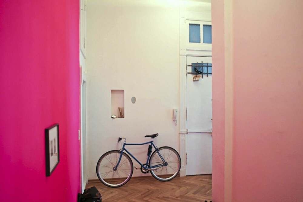 FRISK VEGGFARGE: Den ene veggen i leiligheten til Silke Neuman er malt i en sterk, neonrosa farge.