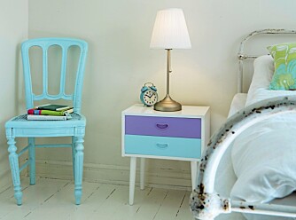 Et gammelt nattbord er frisket opp med nye farger. Det samme er stolen.