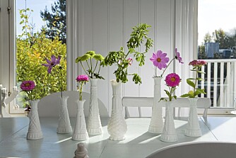 Let etter små vaser på loppemarked - og sett dem sammen i en gruppe.