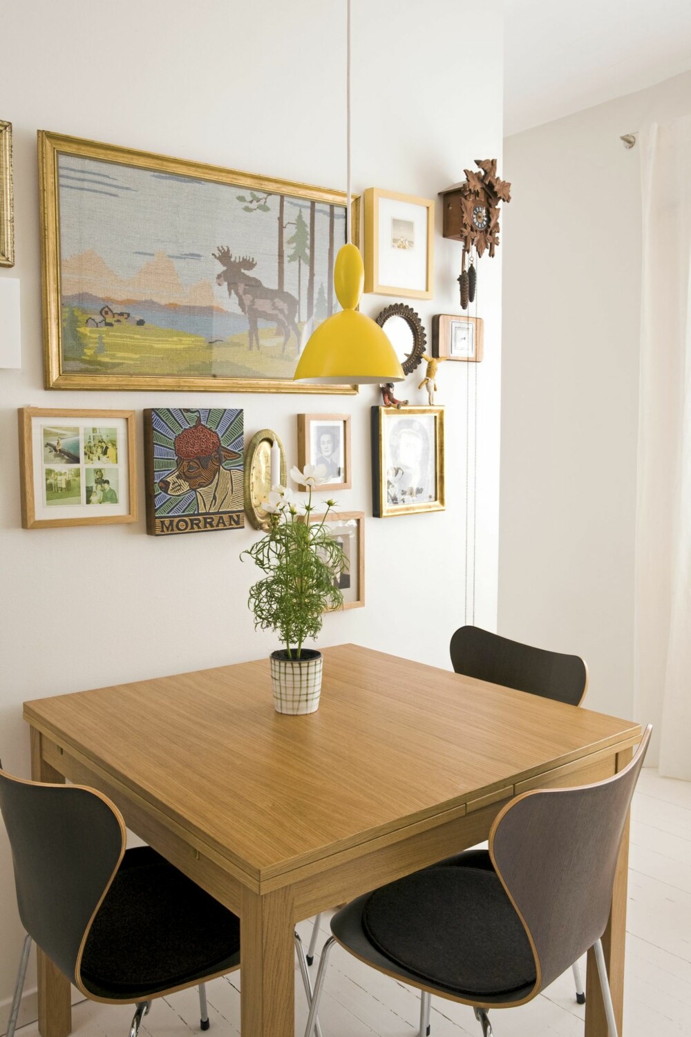 Miks broderte bilder med andre spennende bilder og rammer. Jobb for å få den rette miksen. En moderne lampe som lampen Mhy designet av Norway Says for Muuto, setter prikken over i-en. Miks broderte bilder med andre spennende bilder og rammer. Jobb for å få den rette miksen. En moderne lampe som lampen Mhy designet av Norway Says for Muuto, setter prikken over i-en.