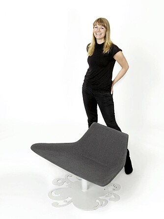 SOM FOT I ROSE: Runa Klock fikk førsteprisen i Designers Saturday konkurranse for møbeldesignstudenter i 2007. Men stolen "Rose" med det karakteristiske understellet er foreløpig ikke satt i produksjon. SOM FOT I ROSE: Runa Klock fikk førsteprisen i Designers Saturday konkurranse for møbeldesignstudenter i 2007. Men stolen "Rose" med det karakteristiske understellet er foreløpig ikke satt i produksjon.