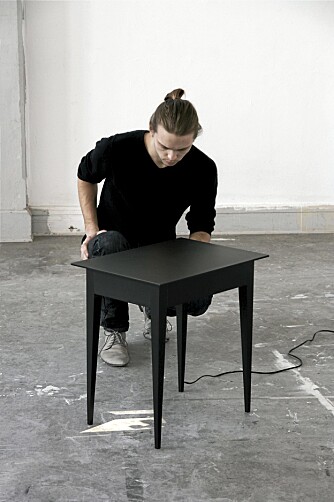 KONSEPTDESIGNEREN. Daniel Rybakkens utforskende design har fått stor oppmerksomhet internasjonalt. Han ble kåret til beste designer i satelittseksjonen på møbelmessen i Milano i fjor. I år er han tilbake igjen med nye oppsiktsvekkende produkter. KONSEPTDESIGNEREN. Daniel Rybakkens utforskende design har fått stor oppmerksomhet internasjonalt. Han ble kåret til beste designer i satelittseksjonen på møbelmessen i Milano i fjor. I år er han tilbake igjen med nye oppsiktsvekkende produkter.