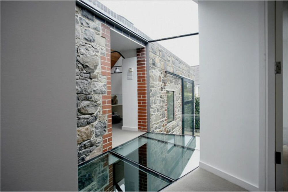 GLASSGULV: 32 mm tykt glass er brukt for å lage gulvet i glassbroen som forbinder husets nye og gamle del.