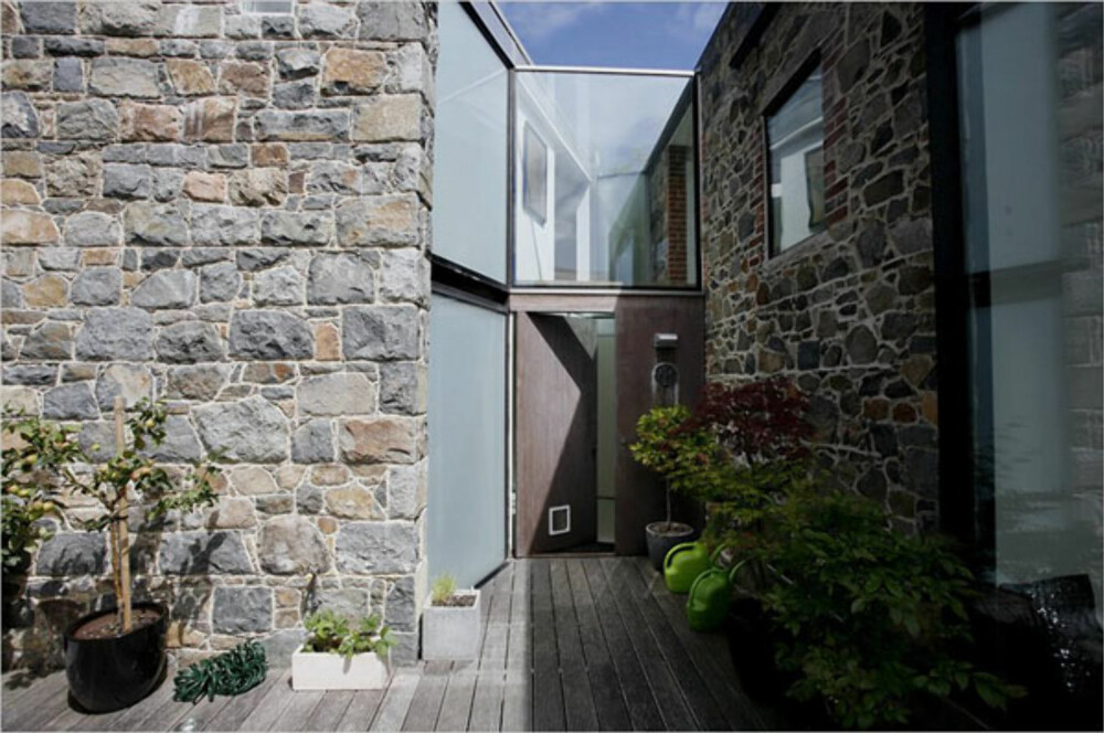 GLASSKLART: Glass spiller en sentral rolle i huset, noe som var viktig for arkitekten som ønsket seg et hjem hvor naturen rundt og elementene utenfor skulle være synlig også innenfra.