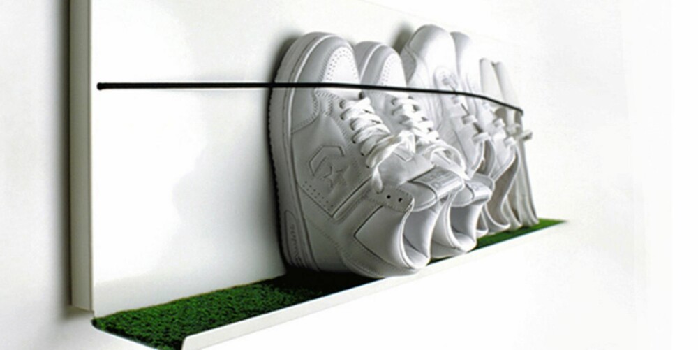 MINIMALT: Skoene på høykant med en lliten gressflekk under
