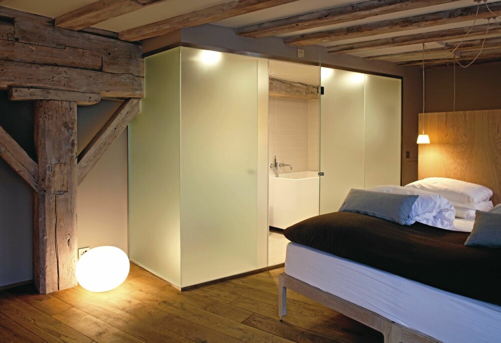 BAD I GLASSKASSE: Badet er en integrert del av soverommet på Hotell Brosundet i Ålesund.