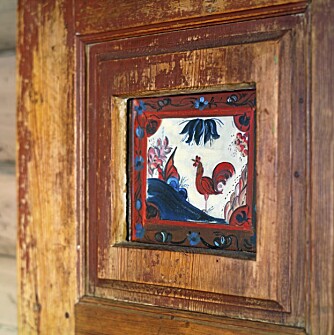 EGEN DEKOR: I døren har eieren satt inn sin egen innstallasjon, "Opp en trapp og inn en dør", kopiert fra mønsteret på en gammel kiste.