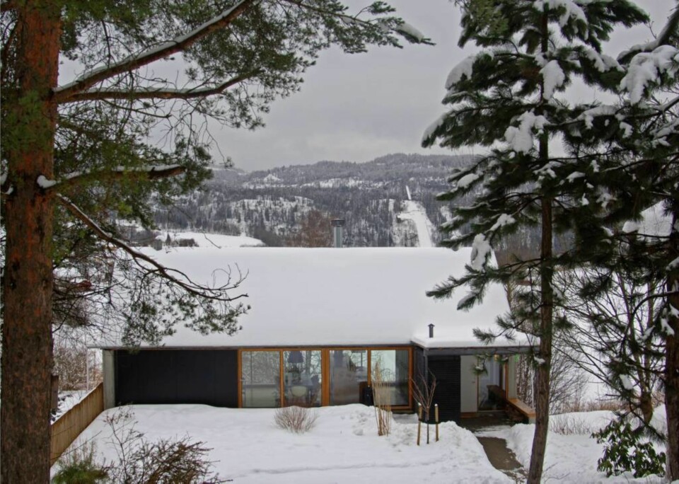 Det renlinjede tre- og betonghuset er tegnet av Knut Hjeltnes og
ligger i en svak skråning.