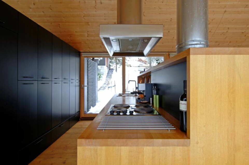 Kjøkkenet er tegnet av arkitekten og produsert hos Wollan Tre Design.
Avtrekksvifte fra Trepol.
