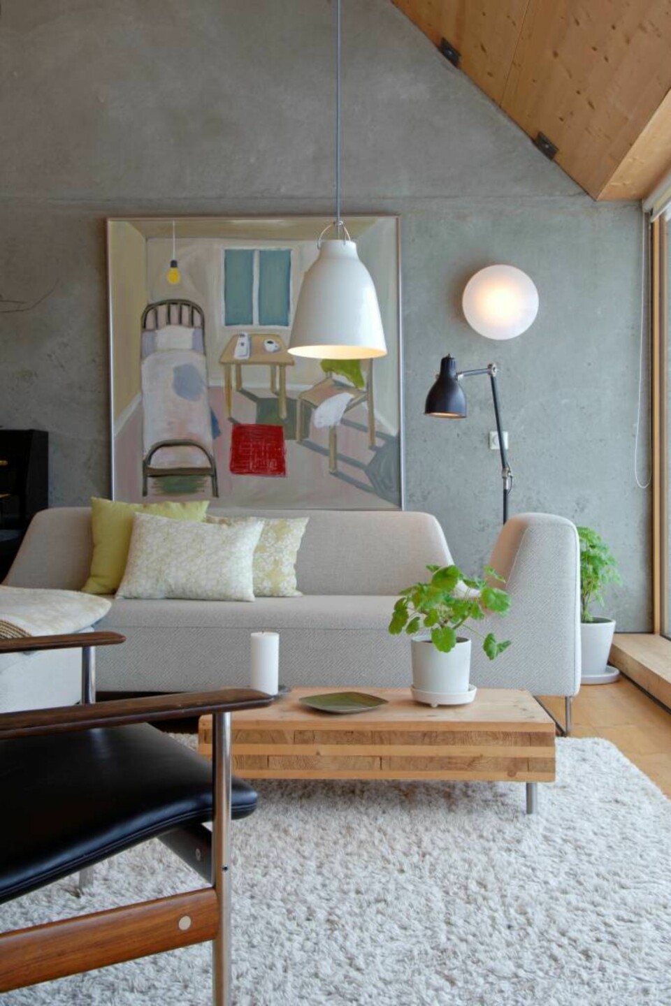 Foran en designstol i palisander, Hov Dokkas «1001», en moderne klassiker fra 1959 av Sven Ivar Dysthe. Ved spisebordet Dysthes «Pop Corn»-stol fra 50-tallet. Bildet er malt av Sten Are Sandbeck.