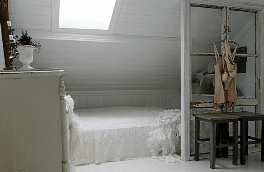 Gamle kniplinger skaper en romantisk atmosfære på soverommet.