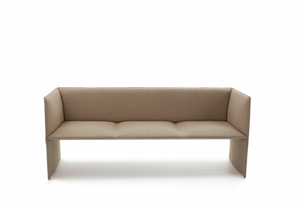 EKSTREM SOFA: L.K. Hjelles Mono-sofa er så minimalistisk som vel mulig. Ikke desto mindre har designerne Andersen&Voll fått den til å bli et komfortabelt møbel. Pris kr.19.000