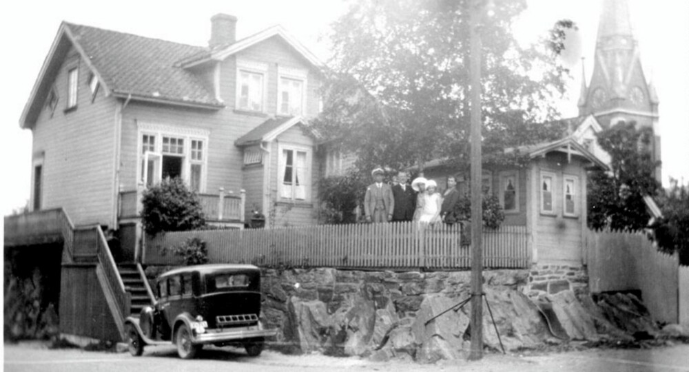 HISTORISK HUS: Sveitserhuset fra 1860 er et ganske tidlig eksempel på stiltypen i Norge. Det er sentralt plassert på det høyeste punktet på Tyholmen i Arendal, midt mellom den katolske kirke og Arendal Trefoldighetskirke. Boligen ble bygd til kaptein Ørum og hans familie. Atle Geving har fått opplyst at huset har vært bebodd av denne slekten i flere generasjoner, helt frem til år 2000.